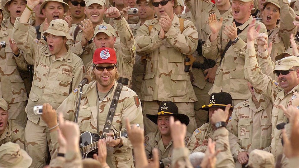 Toby Keith umzingelt von uniformierten US-Soldaten.