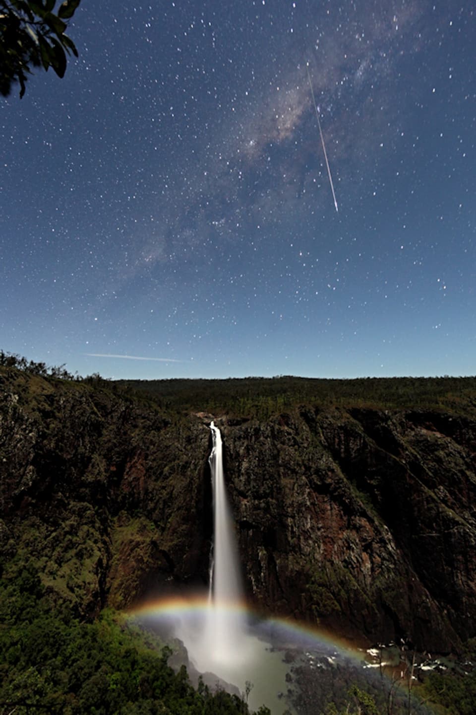 Sternschnuppe über dem Wallaman Wasserfall in Australien