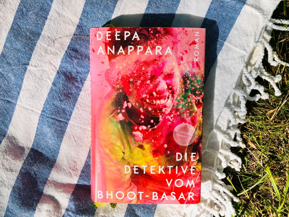 Der Roman «Die Detektive vom Bhoot-Basar» von Deepa Anappara liegt auf indischem Tuch.