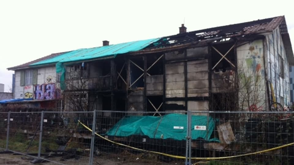 Die zu grossen Teilen ausgebrannte Villa Rosenau, einen Tag nach dem Brand. 