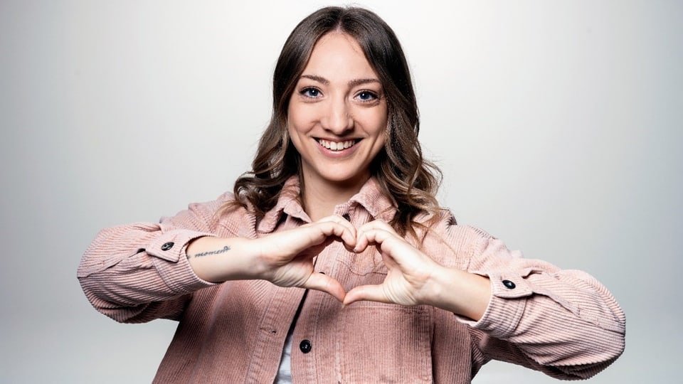 Moderatorin von «Anna erfüllt Wünsche» bildet mit Händen ein Herz