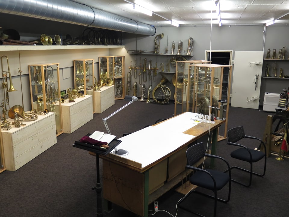 Blick ins Untergeschoss der Klingenden Sammlung mit zahlreichen Instrumenten.