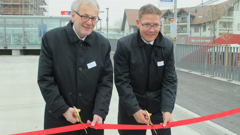 Der Solothurner Stadtpräsident Kurt Fluri und Regierungsrat Roland Fürst eröffnen die neue SBB-Haltestelle Allmend.