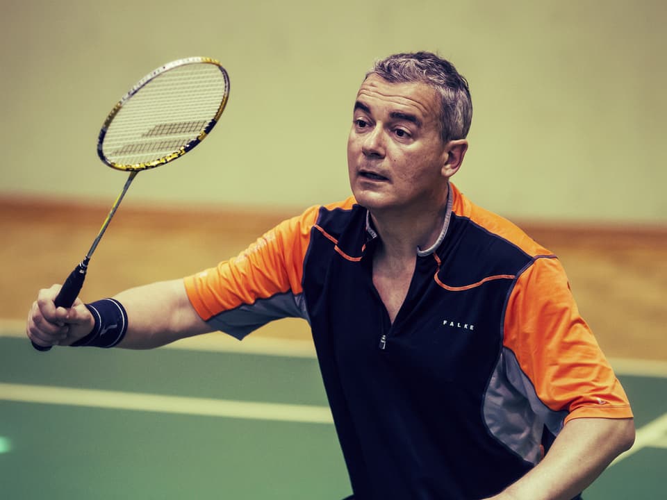 Schrifsteller Ilija Trojanow beim Badmintonspiel.