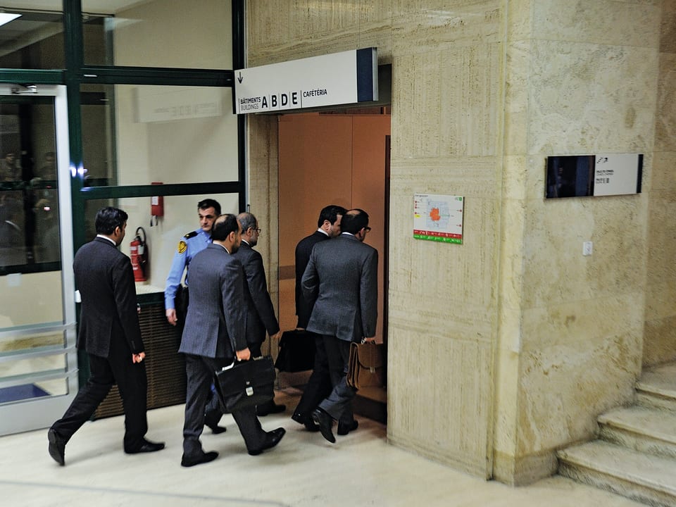 Die Teilnehmer der Konferenz betreten einen Lift, um anschliessend stundenlang zu verhandeln.