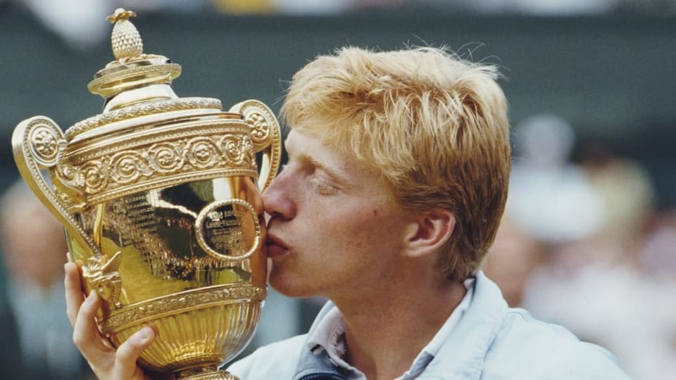 Boris Becker 1985 mit dem Pokal in der Hand.