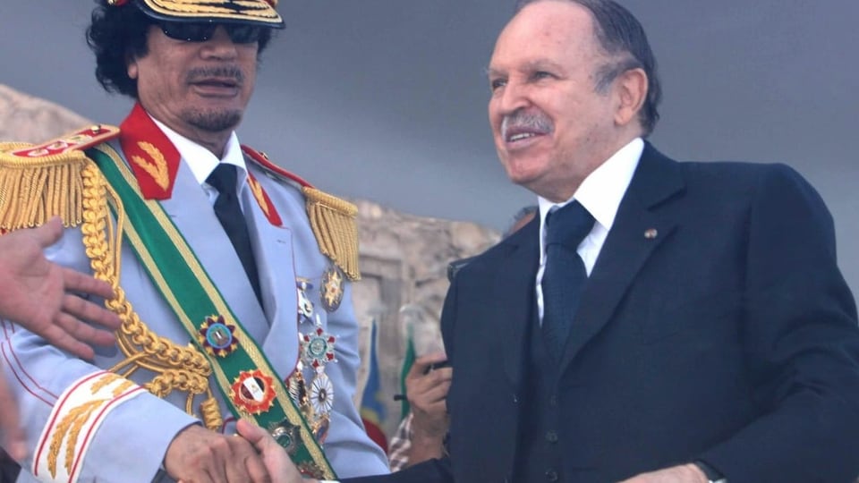 Bouteflika mit dem ehemaligen libyschen Diktator Muammar al Gaddafi.
