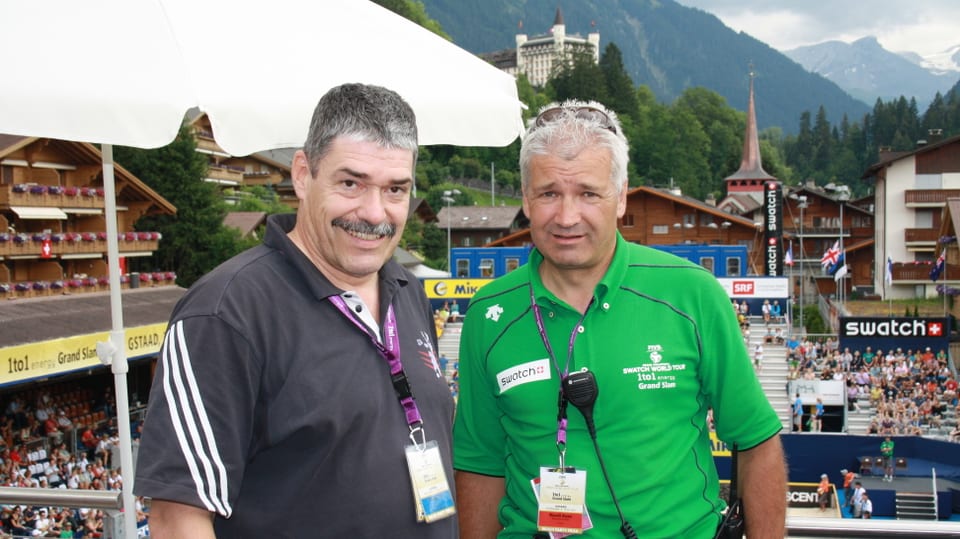 Auf der VIP-Tribüne in Gstaad unterhalten sich Turnierdirektor Ruedi Kunz und SRF-Meteorologe Felix Blumer über Wetter und guten Beachsport.