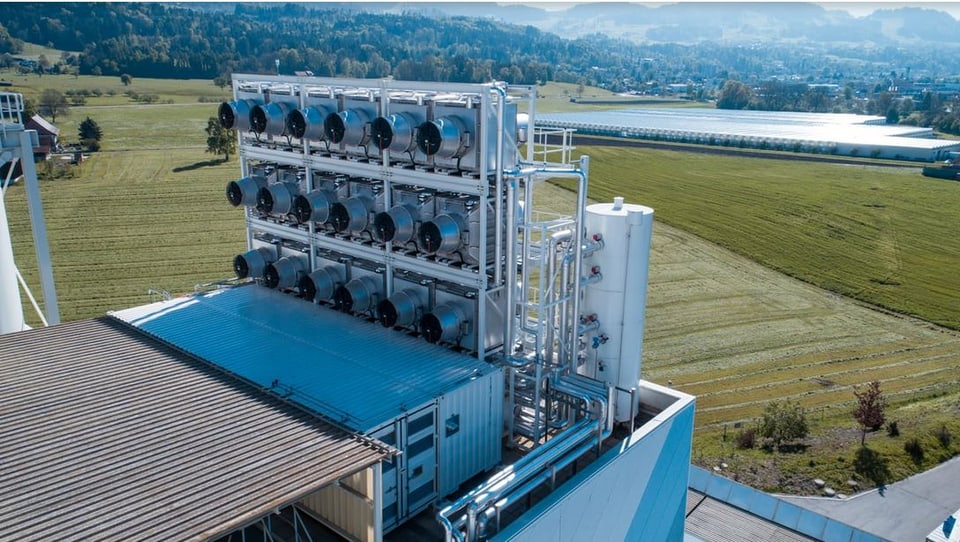 Eine Ventilatoren-Anlage von Climeworks in Hinwil/ZH, die CO2 aus der Luft aufsaugt und an eine Gärtnerei weiterleitet. 