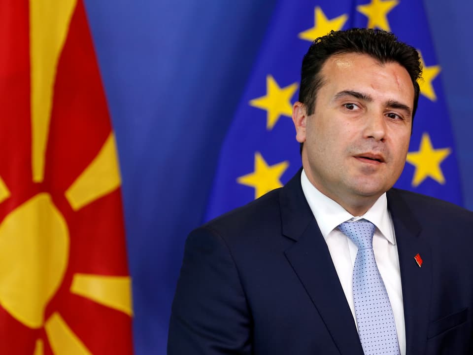 Zaev steht von einer mazedonischen und einer europäischen Flagge