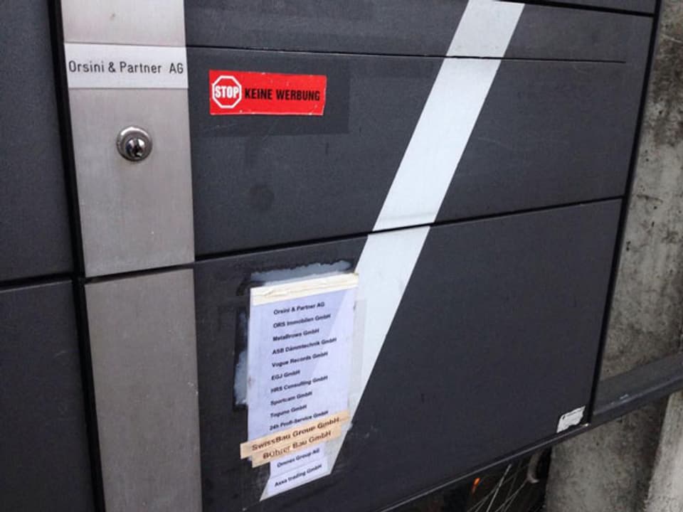 Liste auf einen Briefkasten geklebt.