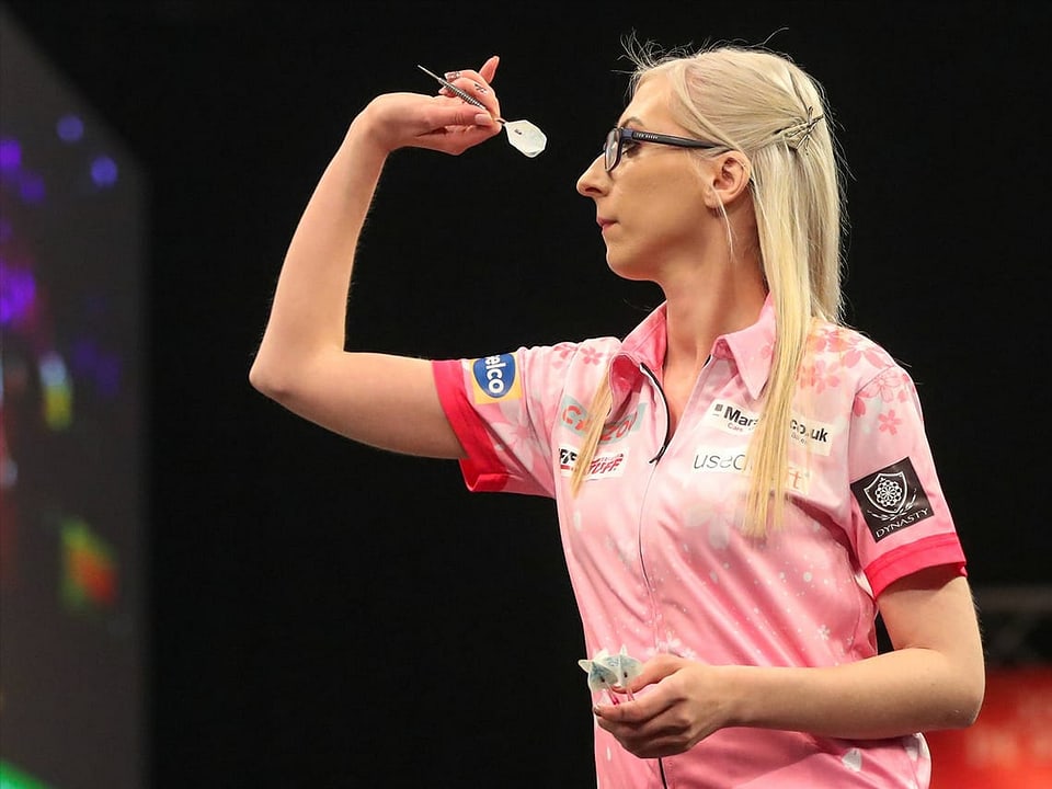 Sie lehrte jüngst am Grand Slam of Darts den Männern das Fürchten Die Engländerin Fallon Sherrock.