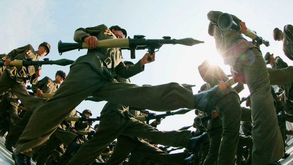 Nordkoreanische Soldaten marschieren bewaffnet am Führer vorbei.