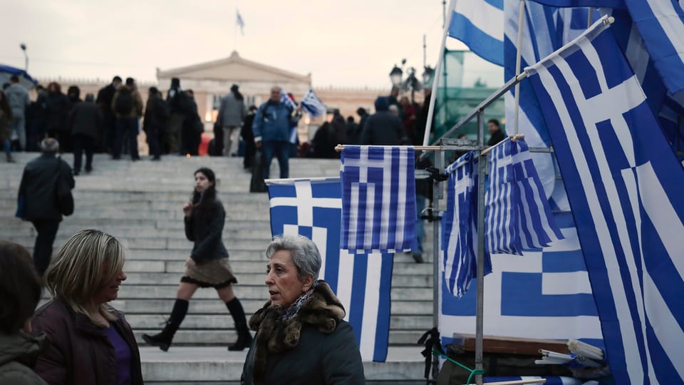 Ein Stand mit griechischen Flaggen.
