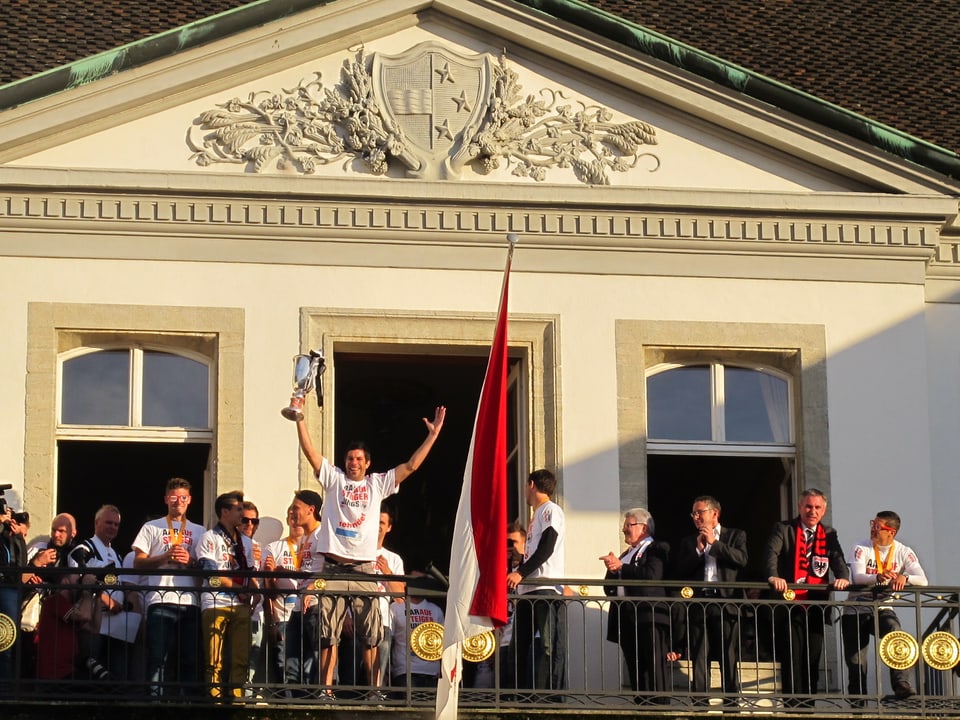 Spieler des FC Aarau auf dem Balkon des Regierungsgebäudes in Aarau