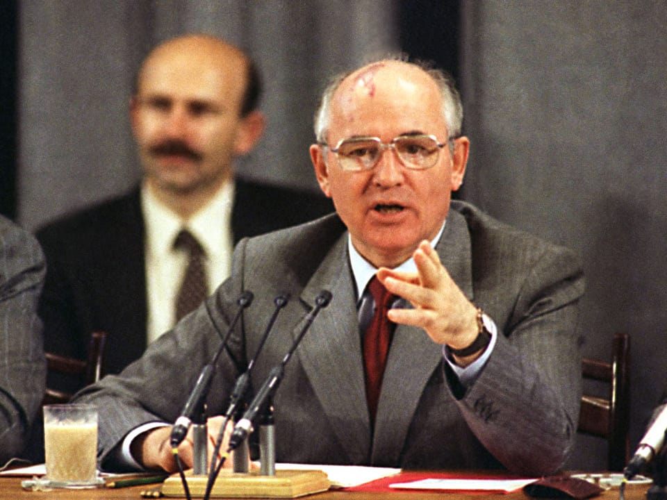 Michail Gorbatschow an einem Rednerpult