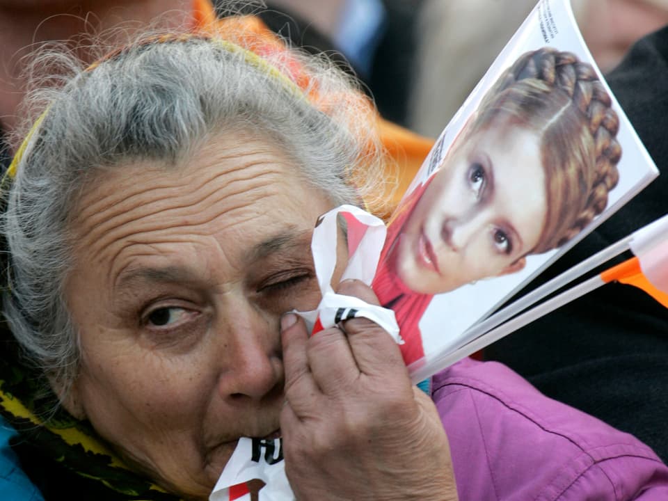Anhängerin Timoschenkos mit einem Foto von ihr während einer Protestaktion ihrer Opposition 2007