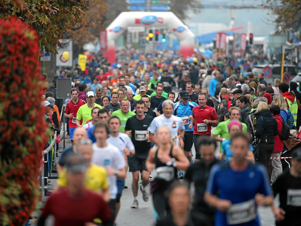 Männer und Frauen, die einen Marathon laufen.