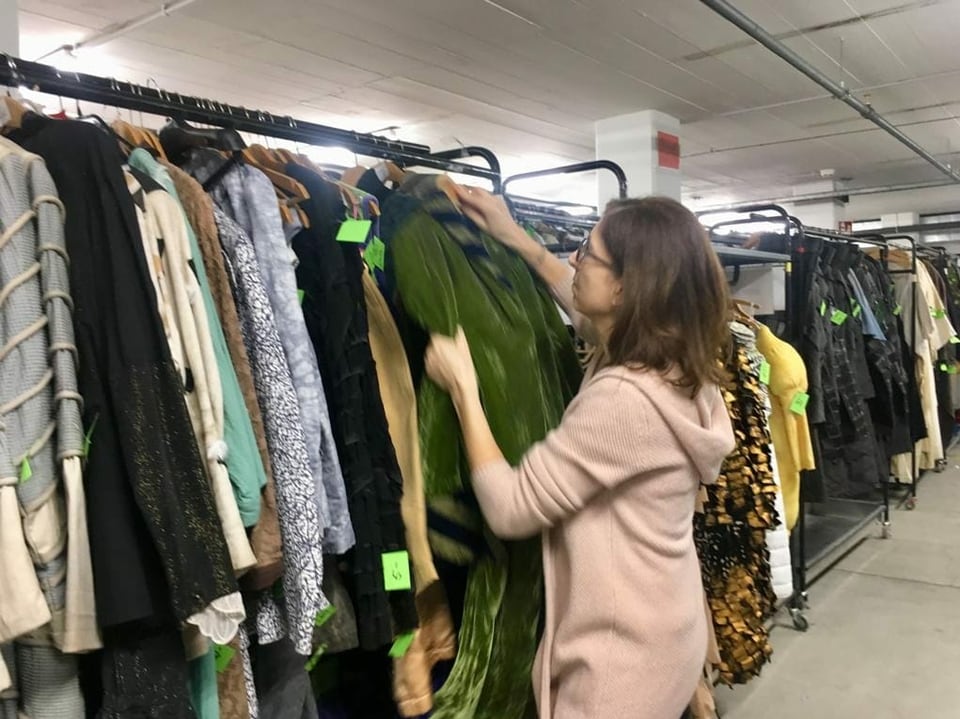 Frau schaut sich Kleider an