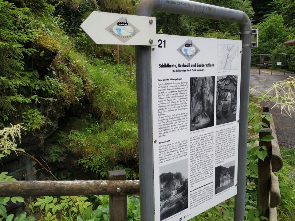 Tafel mit Informationen zum Höhlensystem der Höllgrotten.