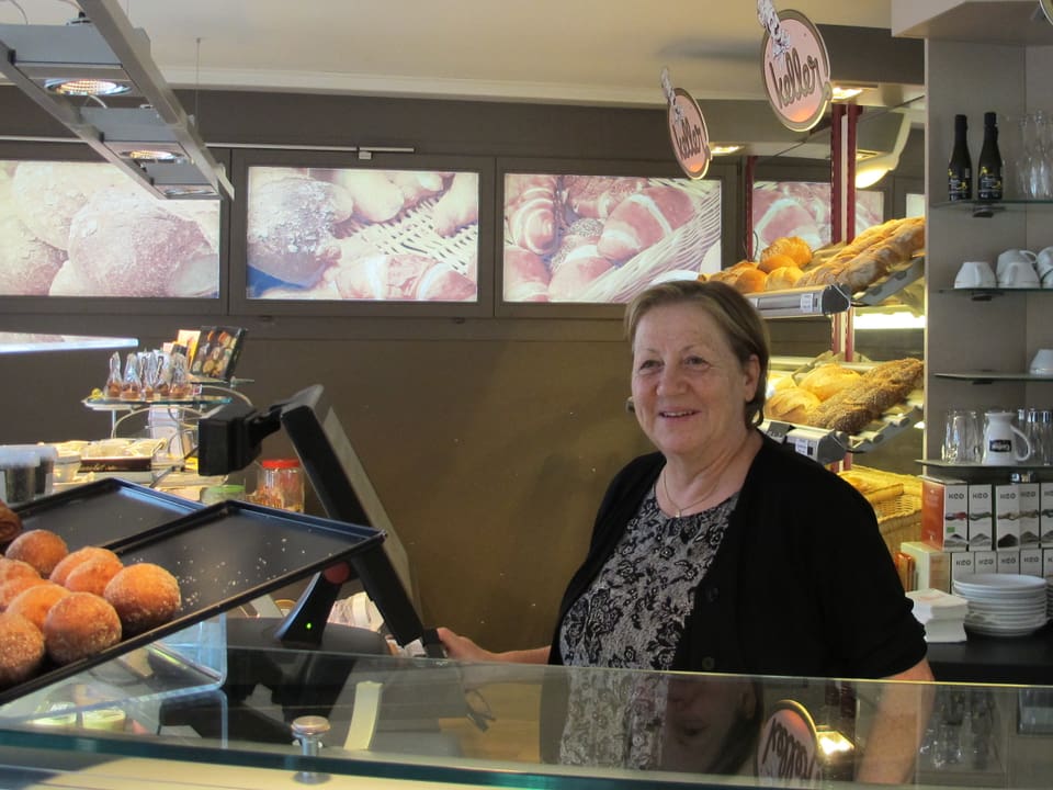 Bäckersfrau Liselotte Keller in ihrem Laden in Zürich-Höngg