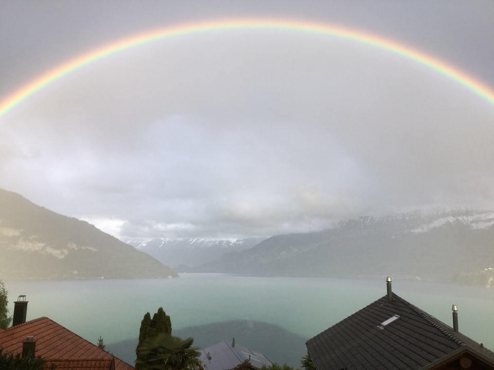 Regenbogen über dem See.