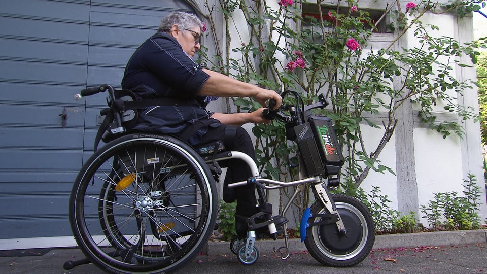 Liselotte Balmer auf dem Elektro-Rollstuhl