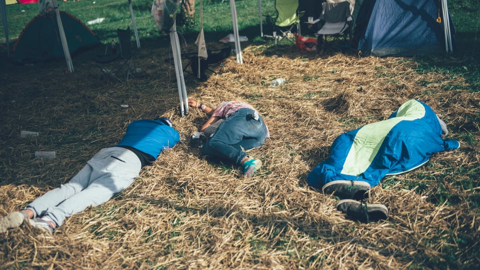 drei Menschen schlafen im stroh