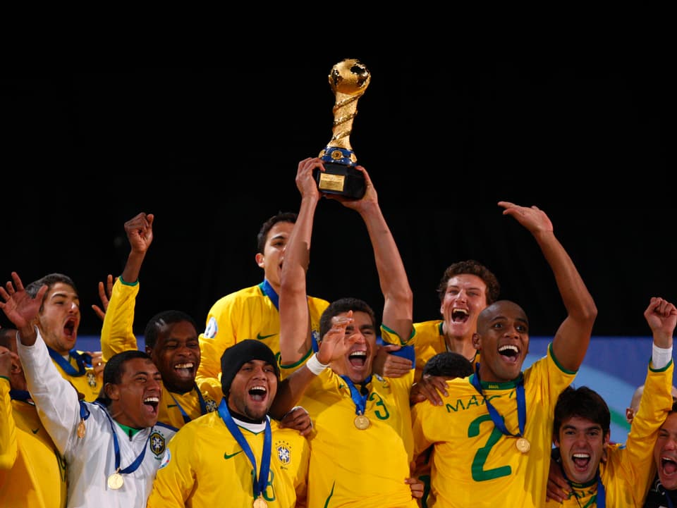 Auch 2009 in Südafrika hiess der Confed-Cup-Sieger Brasilien. Einen 0:2-Pausenrückstand im Endspiel wandelten die Südamerikaner gegen die USA doch noch in einem 3:2-Sieg um. Die eigentliche Turnierüberraschung waren jedoch die Amerikaner, die im Habfinal Spanien, Europameister 2008, sensationell ausgeschalten hatten.
