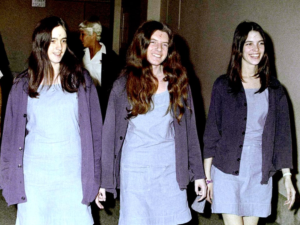 Die Manson-Anhängerinnen Susan Atkins (l.) und zwei Mittäterinnen 1970 auf dem Weg ins Gericht.