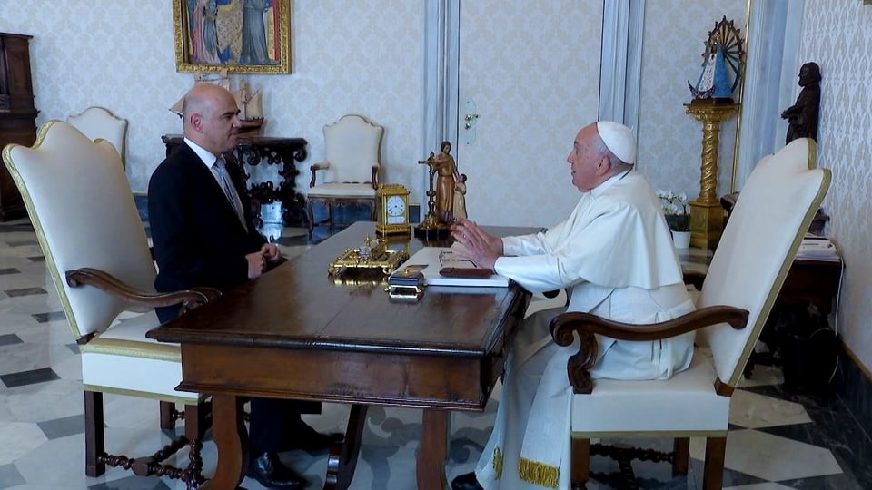 Alain Berset sitzt Papst Franziskus gegenüber. 