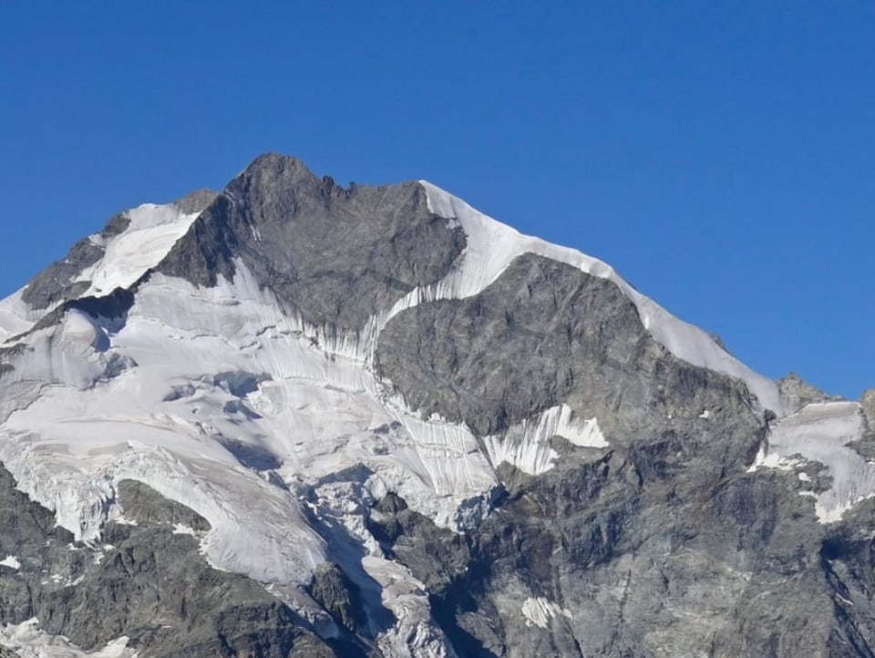 Berg, teilweise mit Schnee bedeckt