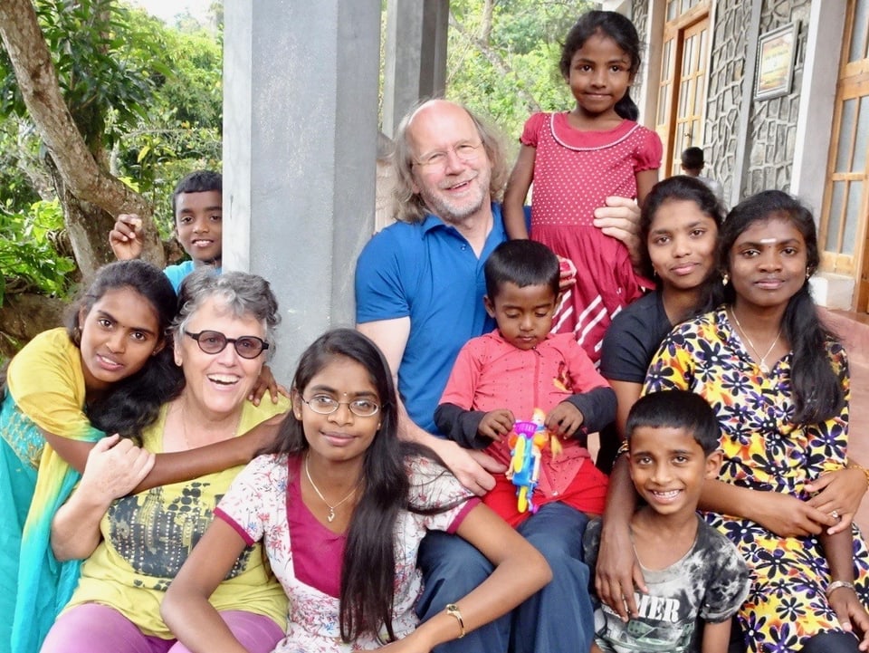 Weisser Mann und Frau inmitten Kinder aus Sri Lanka