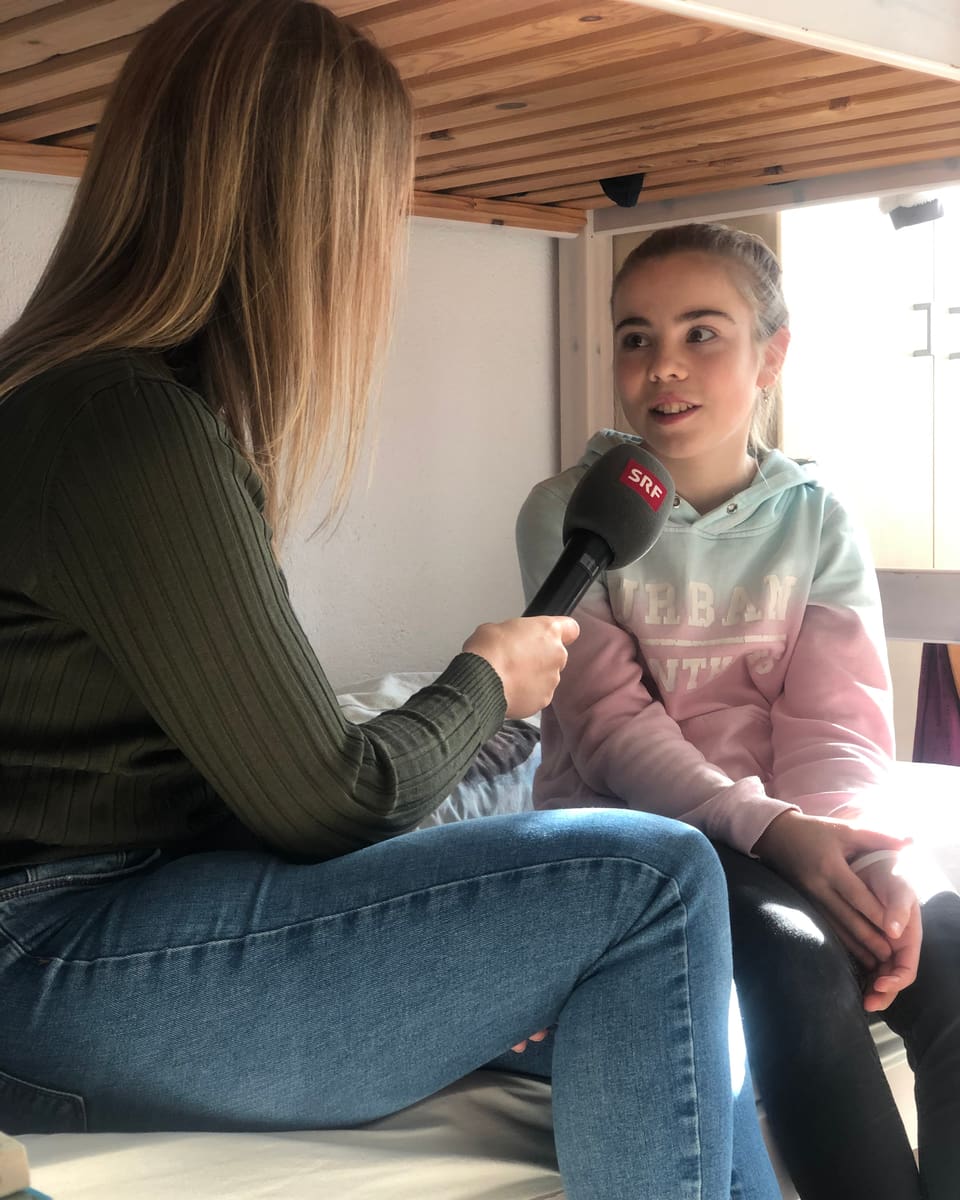Anna Zöllig macht ein Interview mit Sina.