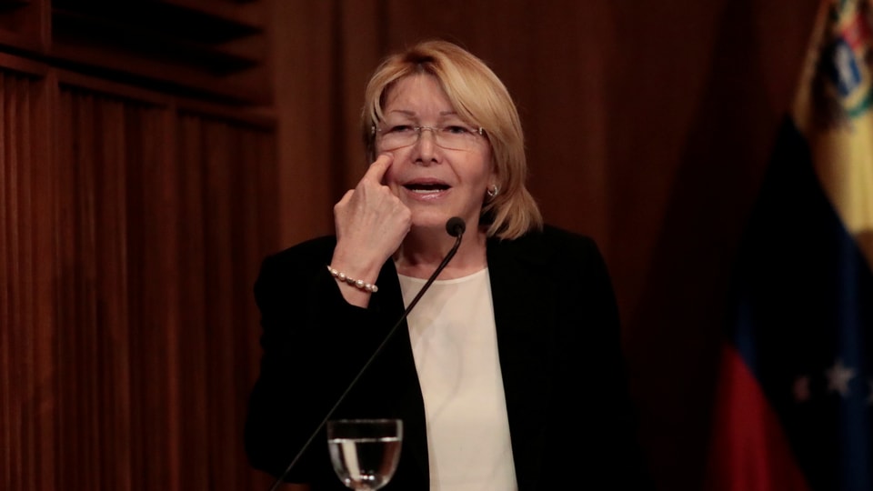 Generalstaatsanwältin Luisa Ortega zeigt mit einem Finger auf ihr Auge.