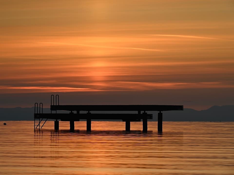 Heller senkrechter Strahl vor Sonnenaufgang