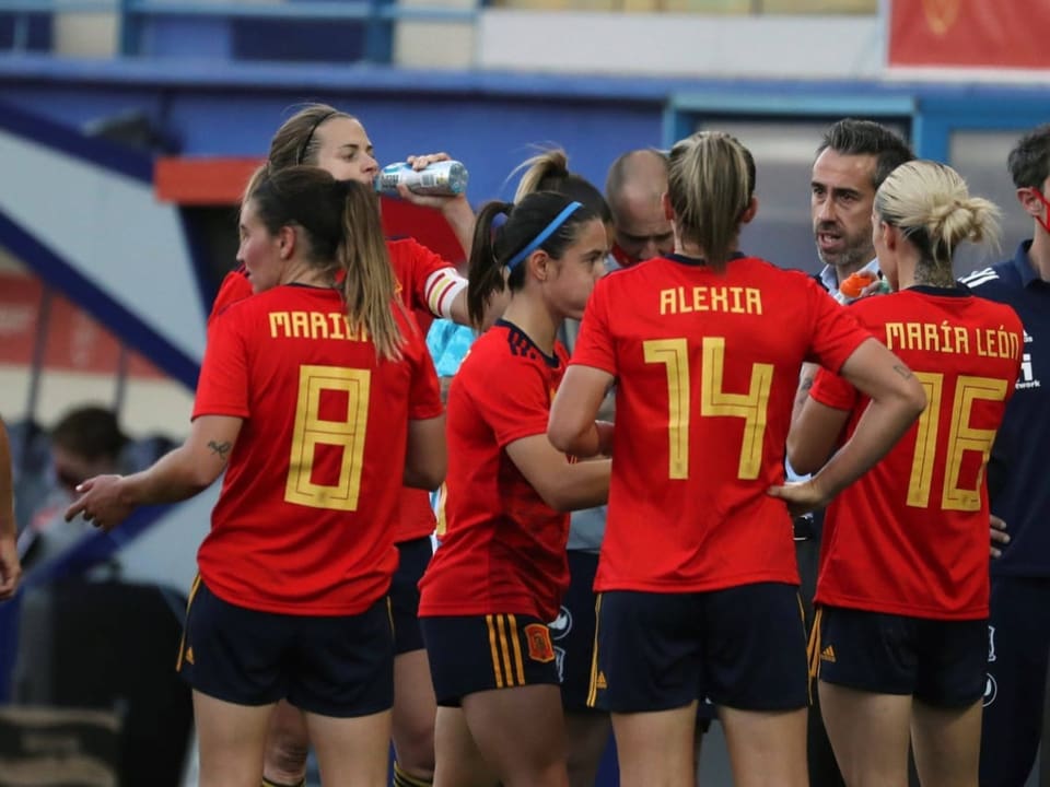Im spanischen Nationalteam gibt's Unstimmigkeiten Trainer Jorge Vilda und spanische Spielerinnen diskutieren.