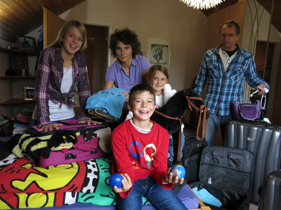 Die Familie Teuber vor der Abreise in Rüeterswil. Vor sich Reisegepäck.