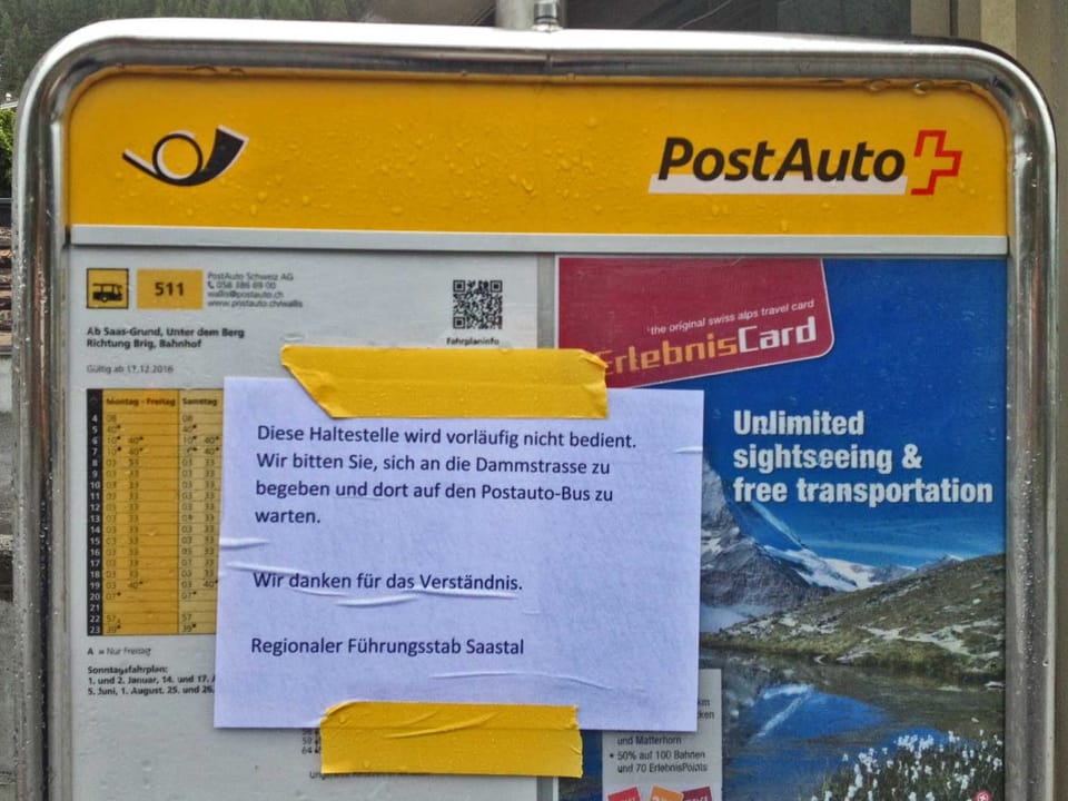 Postautohaltestelle Unter dem Berg mit angeklebtem Hinweis.