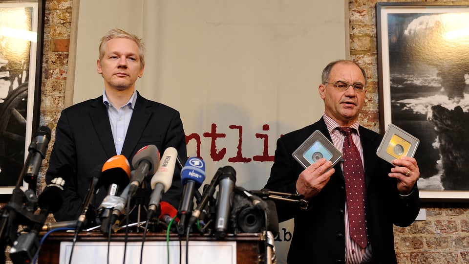 Rudolf Elmer und Julian Assange an der Medienkonferenz im Januar 2011 in London.