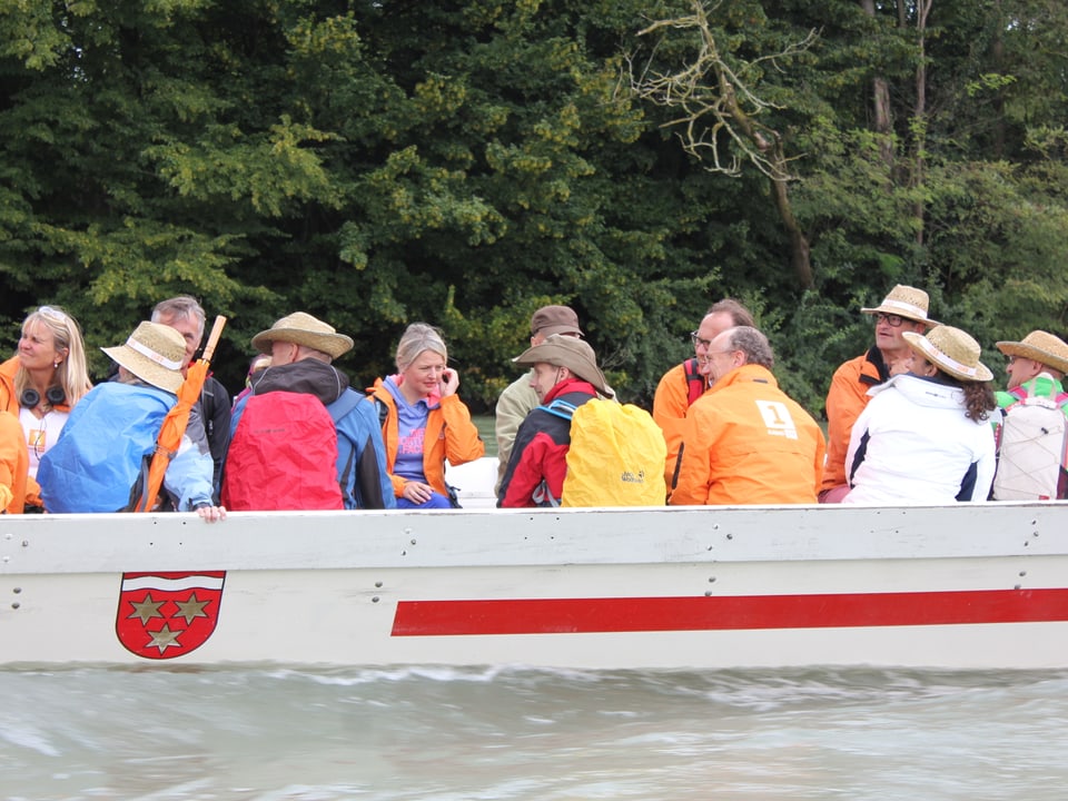 Wandergruppe im Boot auf dem Fluss.
