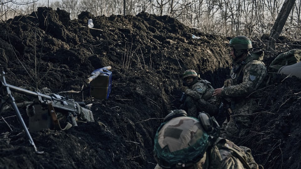Ukrainische Soldaten in einem Schützengraben in der Region Donezk (März 2023).