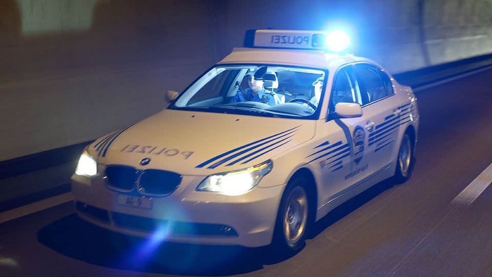 Kantonspolizei mit Streife und Blaulicht im Einsatz.