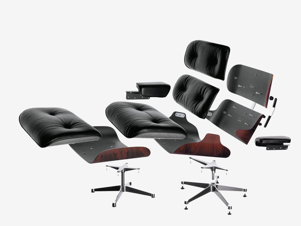 Aufnahme des Eames Lounge Chair mit auseinandergeschraubten Teilen.