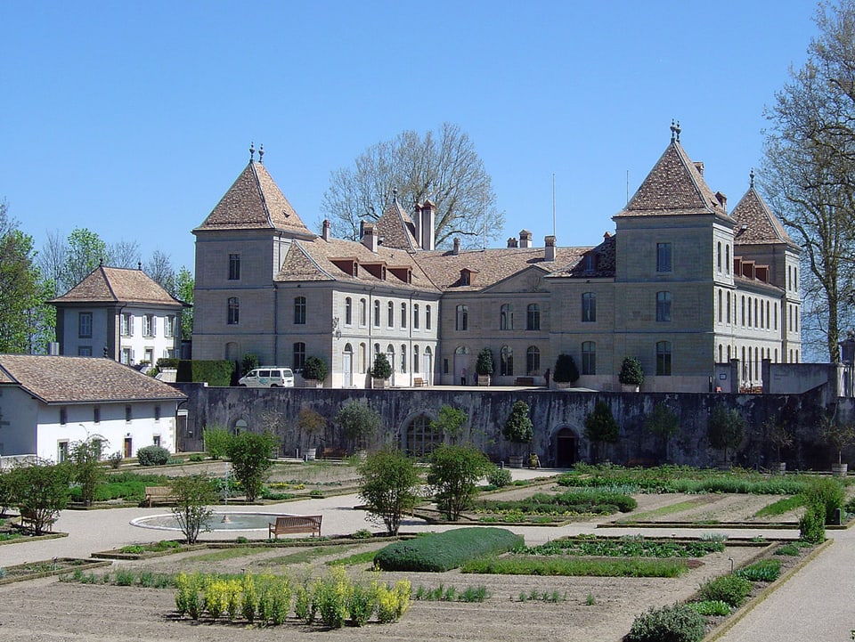 Schloss mit Schlossgarten im Vordergrund.