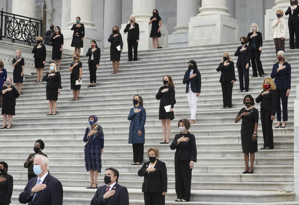 Frauen stehen in Reihen auf eine Treppe und gedenken der US-Richterin.