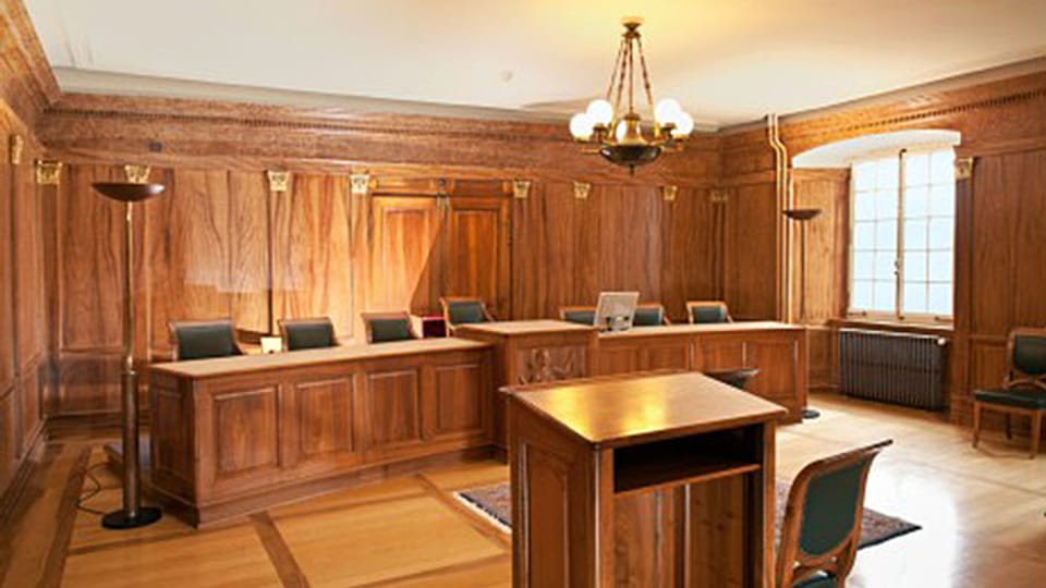 Innenaufnahme Bezirksgericht Bremgarten. Ein Saal mit Holzboden, Holzwänden.