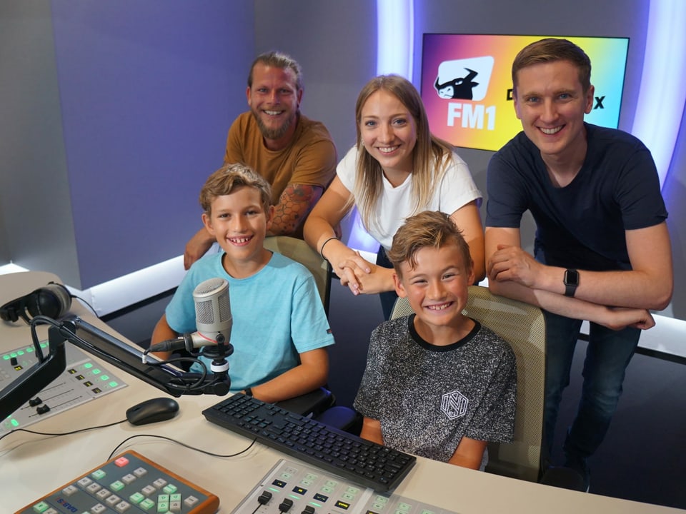 Gruppenfoto im FM1-Radiostudio.