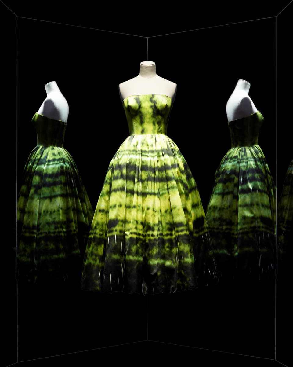 Schulterfreies Kleid mit modernem, leuchtendem Muster. 