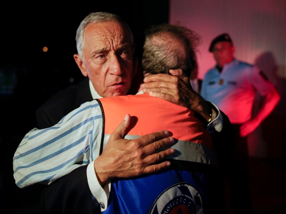 Portugals Präsident umarmt den Bürgermeister des betroffenen Ortes.